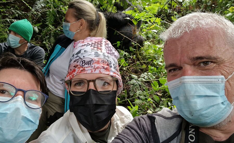 Bwindi-gorillababy-gorillatreck-gorilla-entebbe-kampala-lakevictoria-selfdrive-4x4-abenteuer-uganda-afrika-fine-travel-reisebuero-ostschweiz-experte-authentisch